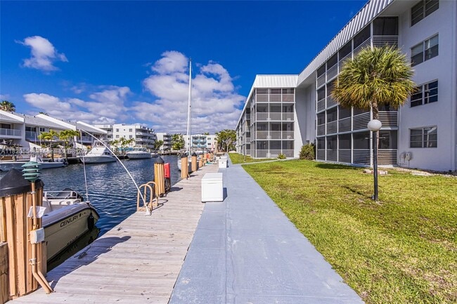 Foto del edificio - 3600 NE 170th St