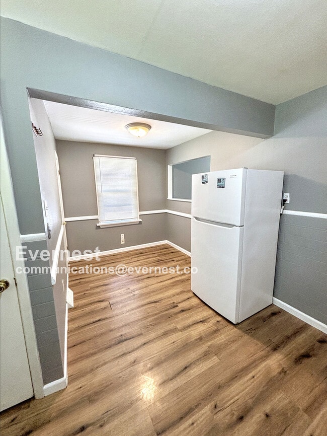 Building Photo - 1142 Maple Ave