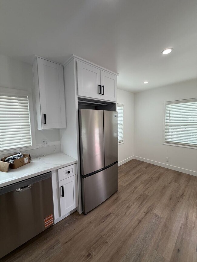 Foto del edificio - Toluca West: Brand new unit with backyard!