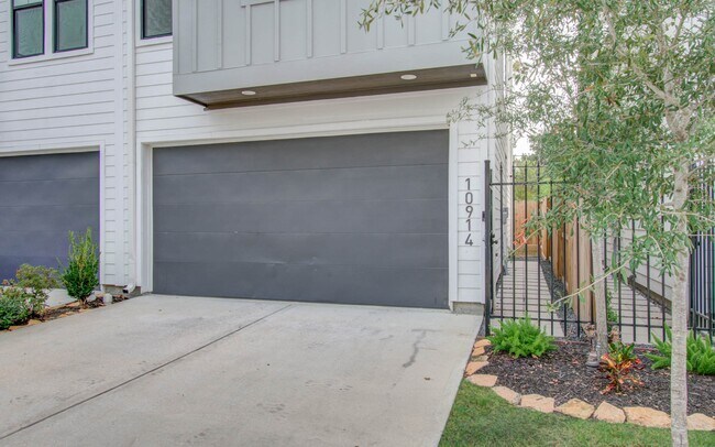 Foto del edificio - 10914 Fire Creek Dr