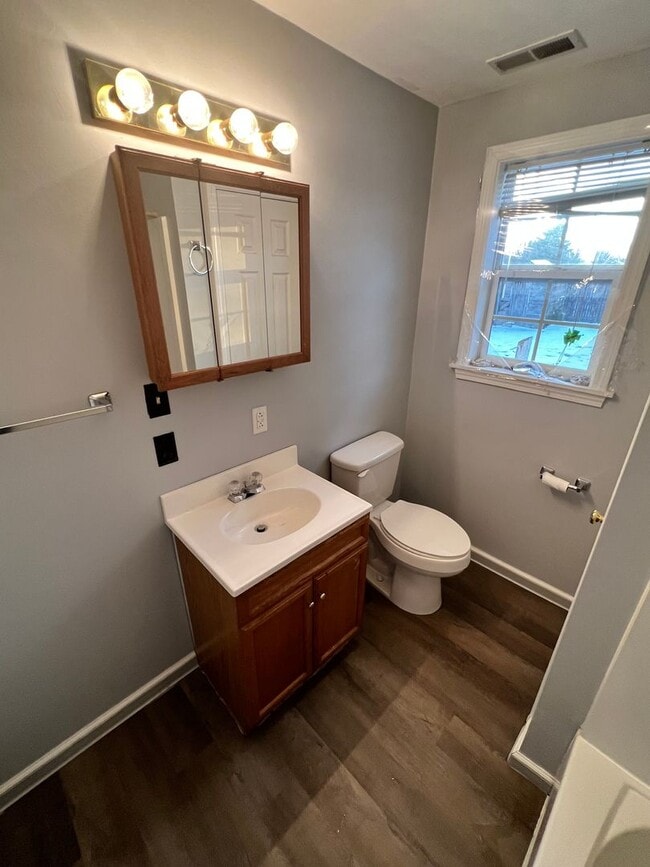 Building Photo - Charming 3 Bedroom 1 Bathroom House