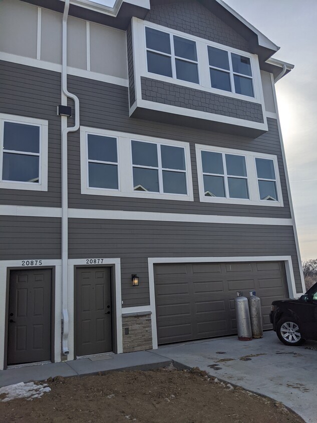 20877 T Ct, Omaha, NE 68022 Townhome Rentals in Omaha NE