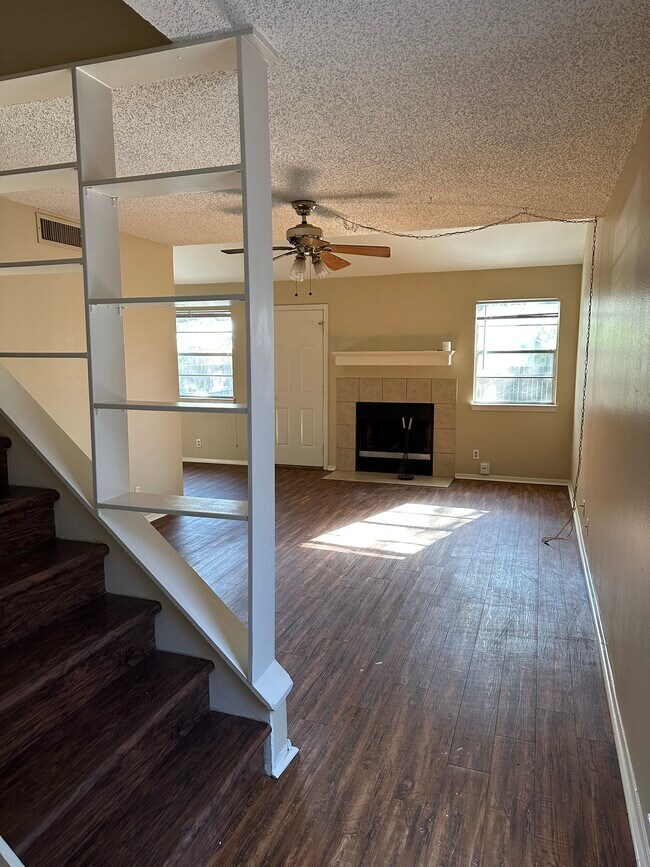 Building Photo - 12609 Tree Line Dr