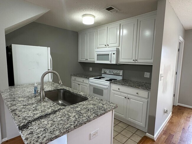 Foto del edificio - 2 bedroom/1.5 bath end unit townhome in gr...