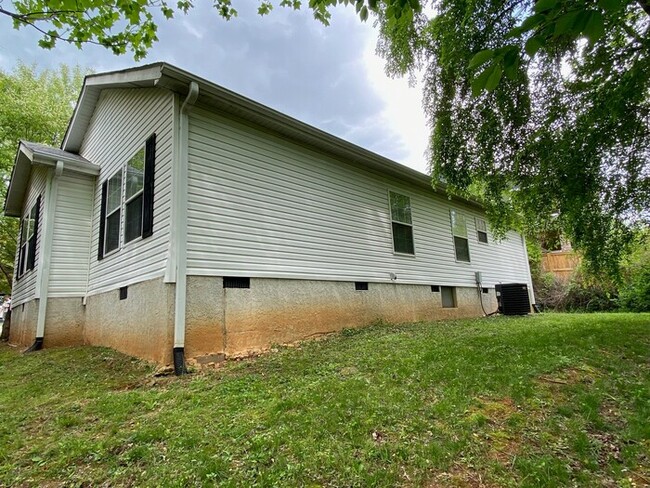 Building Photo - Spacious 4 bedroom 2 bathroom