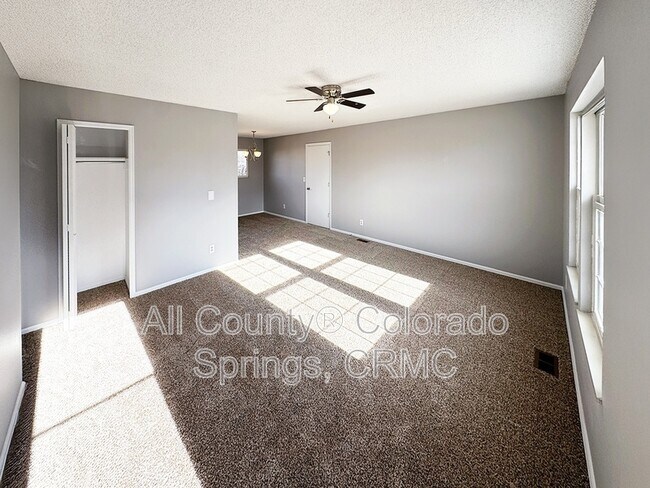 Foto del edificio - 6680 Parkridge Ct