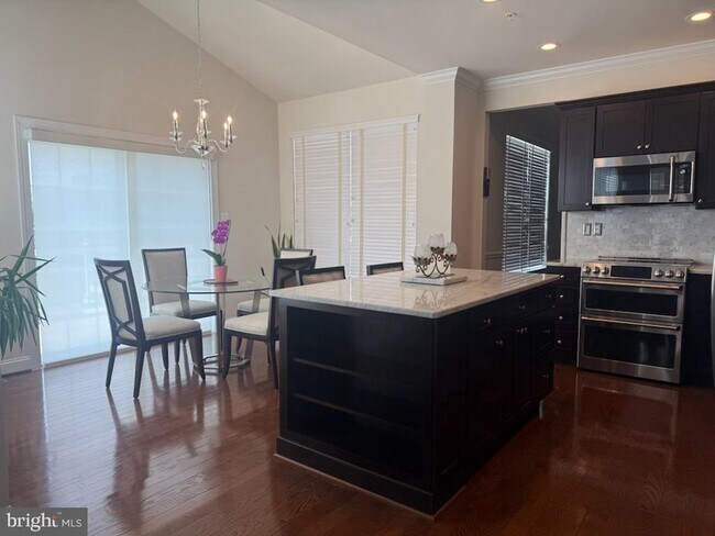 Foto del edificio - Beautiful, spacious colonial available for rent July 31st!