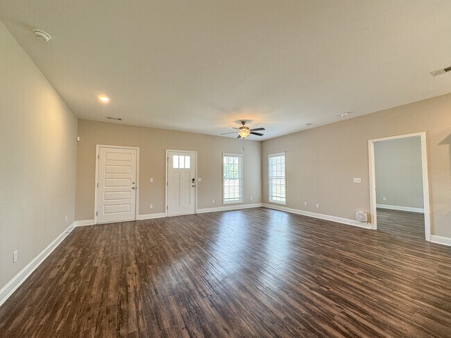 Building Photo - 211 Silverthorn Dr