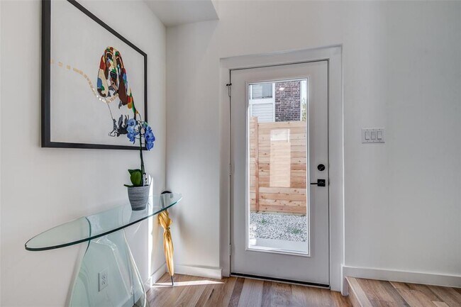 Foto del edificio - 2118 N Carroll Ave