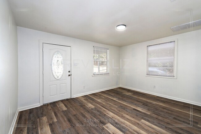 Foto del edificio - Updated Brick 3 Bed 1 Bath Home with Huge Yard on Quiet Street!