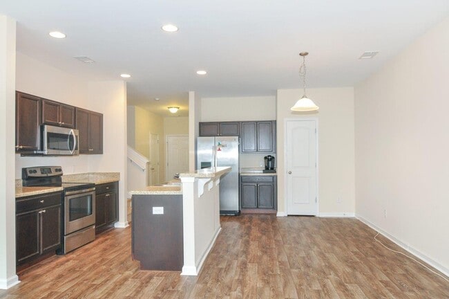 Foto del edificio - Available Soon!