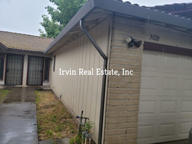 Building Photo - 3 Bedroom and 2 bath duplex