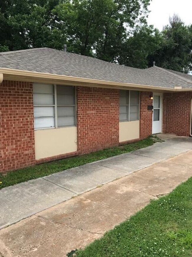 Building Photo - 310-314 E Lindsey St