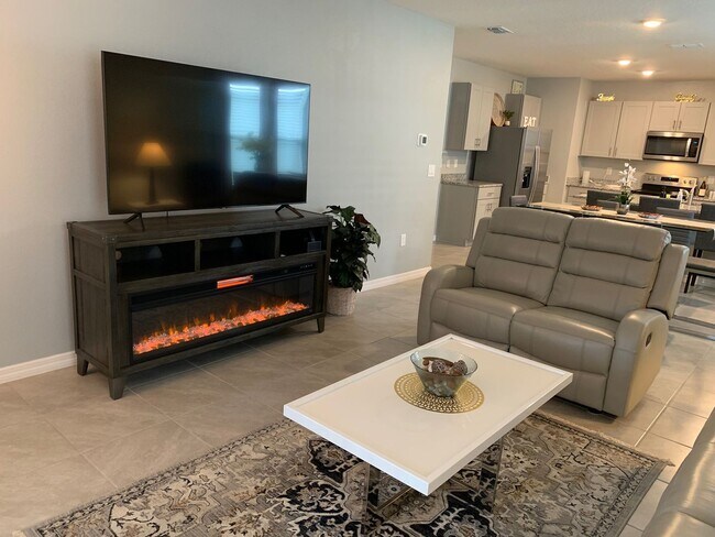Foto del edificio - ALMOST NEW 3/2 HOME close to everything!!  BEAUTIFUL WITH LOTS OF UPGRADES!