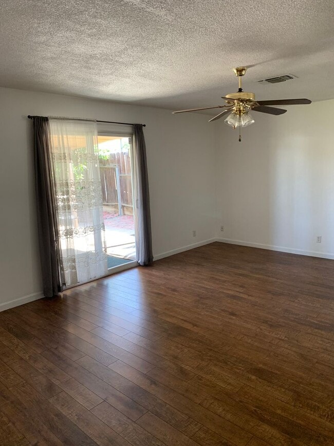 Building Photo - 3 Bedroom 2 Bath Home