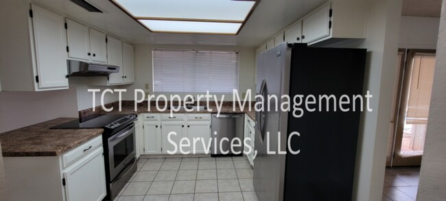 Foto del edificio - Spacious home with a pool! Great Location!