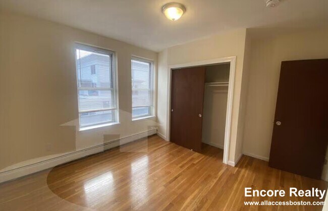 Foto del edificio - 176 N Beacon St