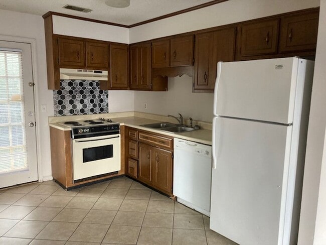 Building Photo - 140 Lanier Dr