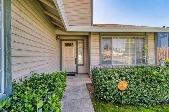 Foto del edificio - Spacious 4-Bedroom Home Near Happy Park