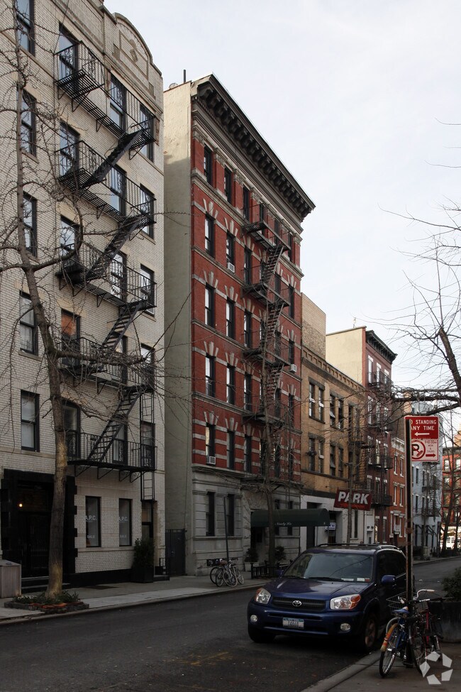 Building Photo - 96 Perry St