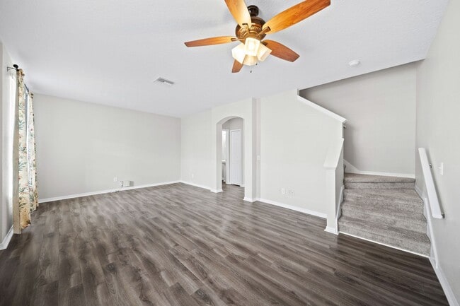 Building Photo - Beautiful 3 Bedroom, 2.5 bath townhouse fo...