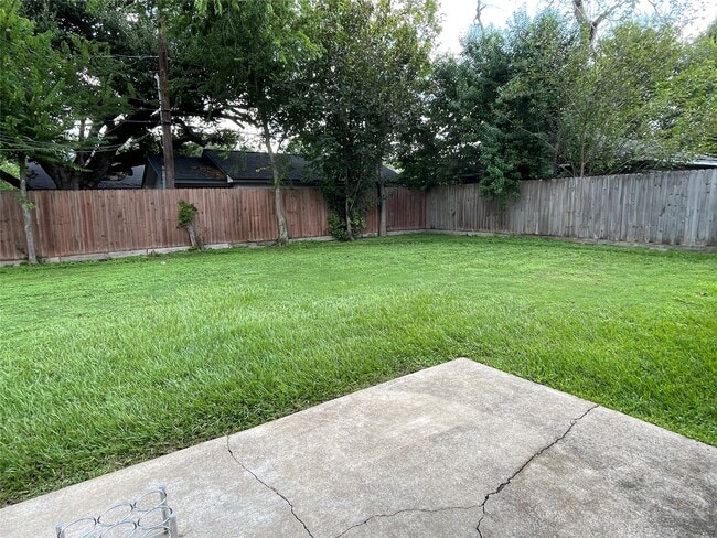 Foto del edificio - 8814 Birdwood Rd