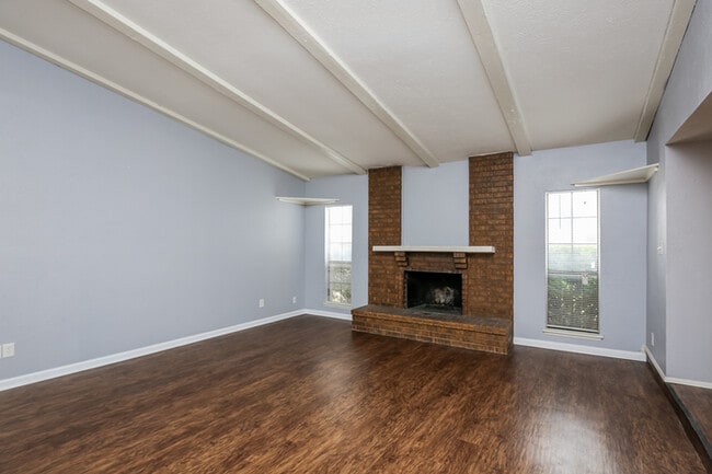 Foto del edificio - 7439 Oakmore Dr