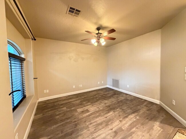 Foto del edificio - CHARMING TOWNHOME FOR RENT IN ST. GEORGE!