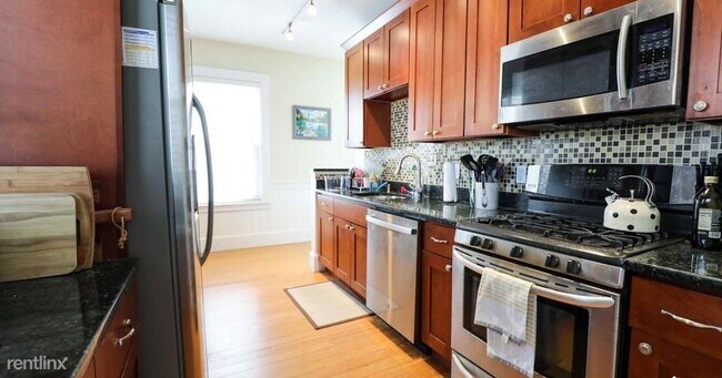 Building Photo - 4 br, 2 bath Duplex - 93 Surrey St 2