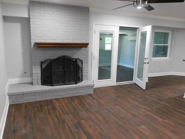 Foto del edificio - Three Bed/Two Both Home with Great Parking off Wurzbach and Vance Jackson.
