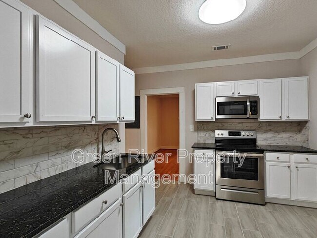Building Photo - 643 Linwood Ave