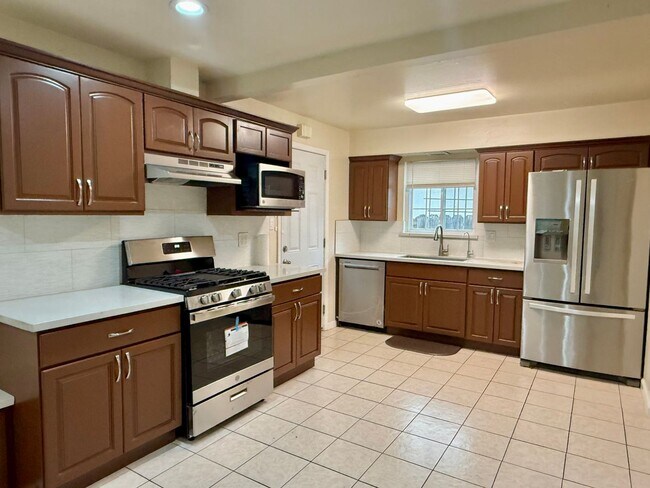 Building Photo - $3990 / 4 BR at a Prime Fremont Location!