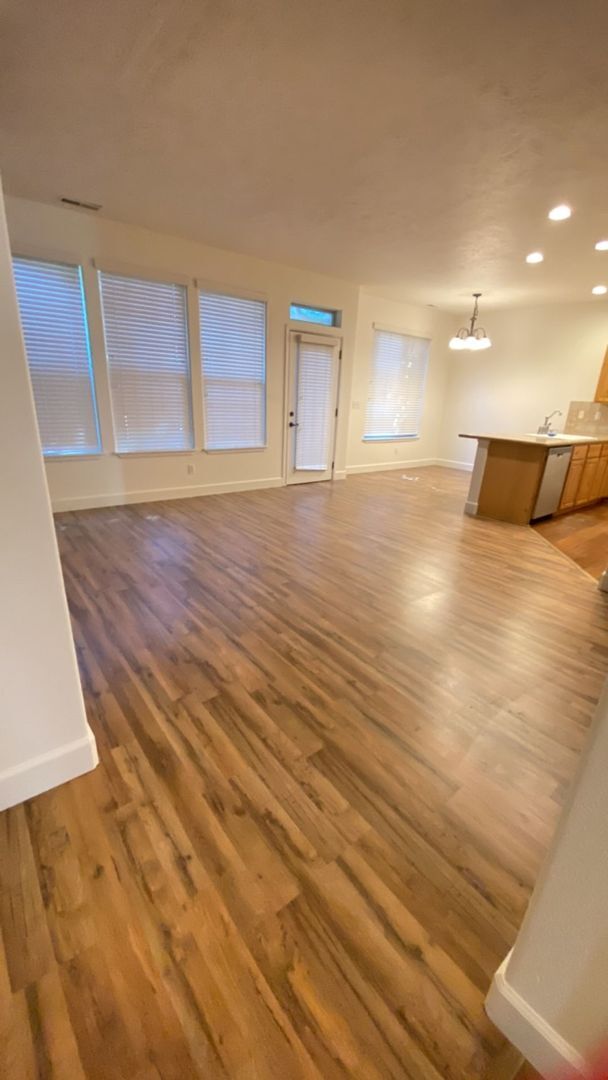 Building Photo - Beautiful Lake Forest Townhomes