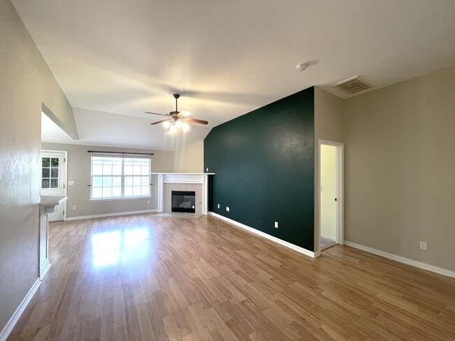 Building Photo - Welcome to this charming single-family hom...