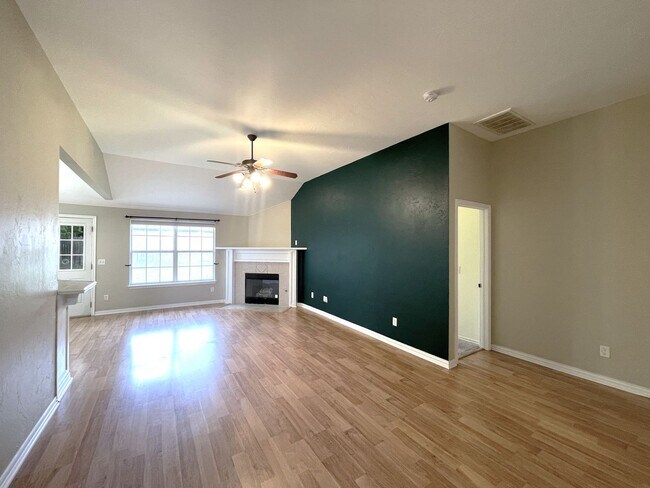 Foto del edificio - Welcome to this charming single-family hom...