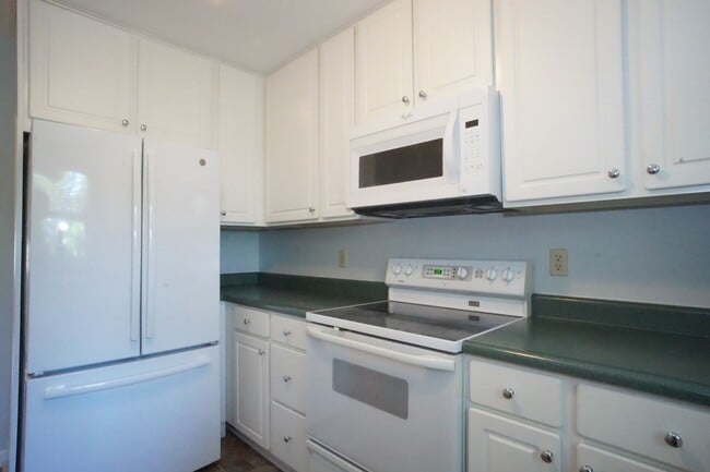 Building Photo - 4 Bed / 3 Bath.  Pet Friendly.  Reserved Parking. Master on Main.