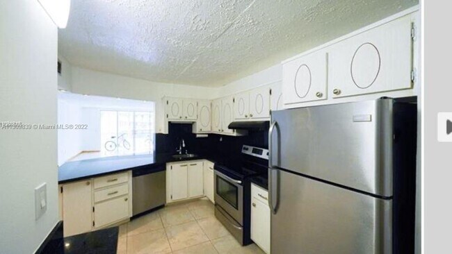 Building Photo - 2 bedroom in Miami FL 33179