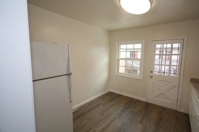 Building Photo - Adorable 2 Bedroom / 1 Bath Home with Park...