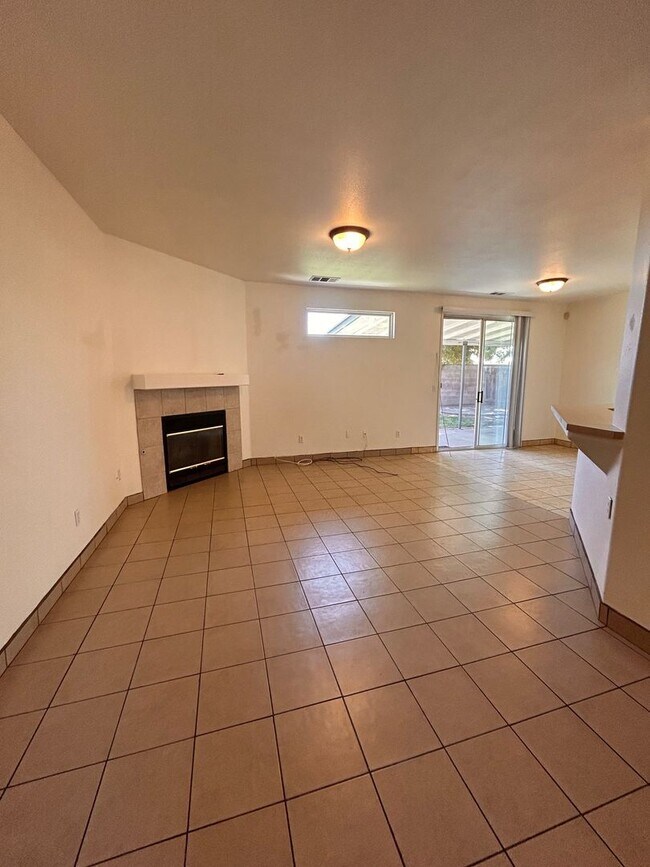 Foto del edificio - Beautiful home for rent in Visalia!