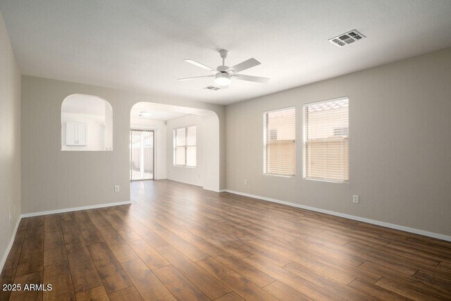 Foto del edificio - 7940 W Mission Ln