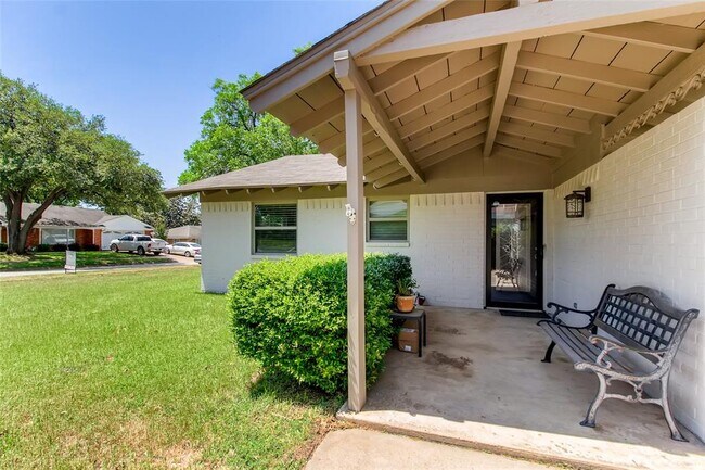 Building Photo - 1715 Park Hill Dr