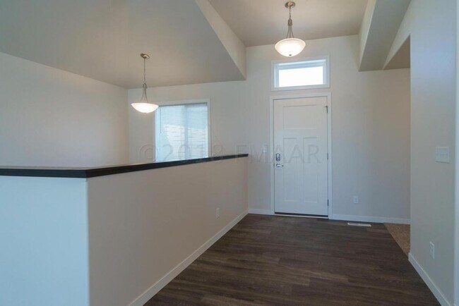 Foto del edificio - 5 Bed 3 Bath Single Family Home