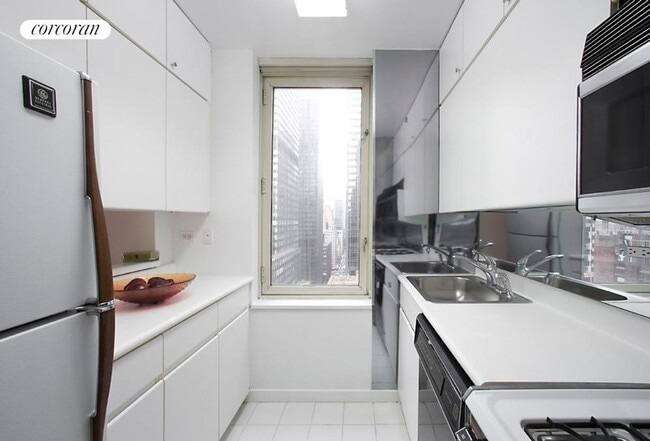 Building Photo - 145 E 48th St