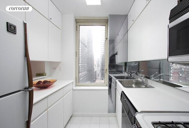 Foto del edificio - 145 E 48th St