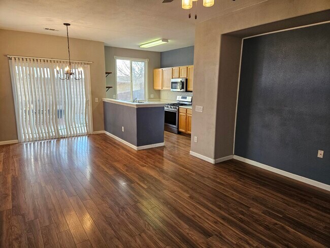 Building Photo - 6501 San Antonio Dr NE