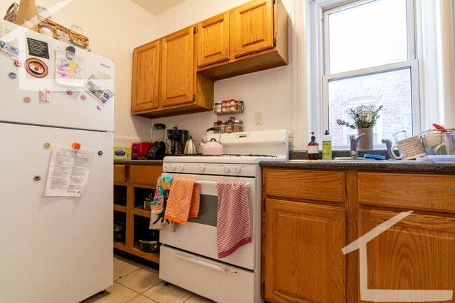 Foto del edificio - 9/1 Coolidge Corner 3BR with equal sized bedrooms, heat inc, sunroom!