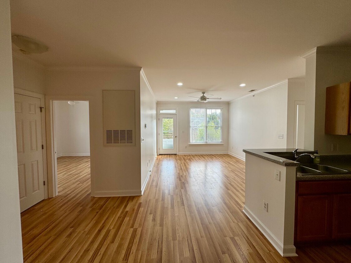 Foto principal - RARE two-bedroom condo in Southern Village.