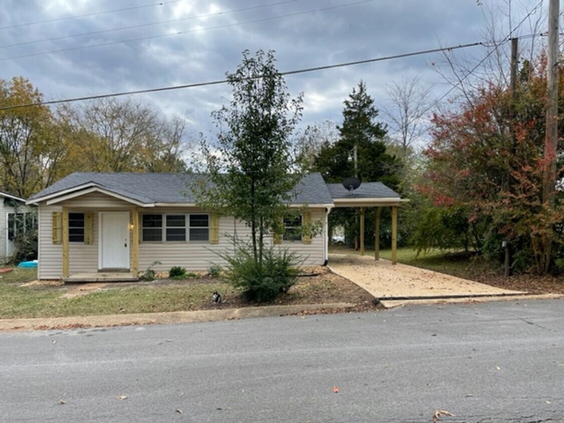 Foto principal - Renovated 2 Bedroom 1 Bath Home for Rent!