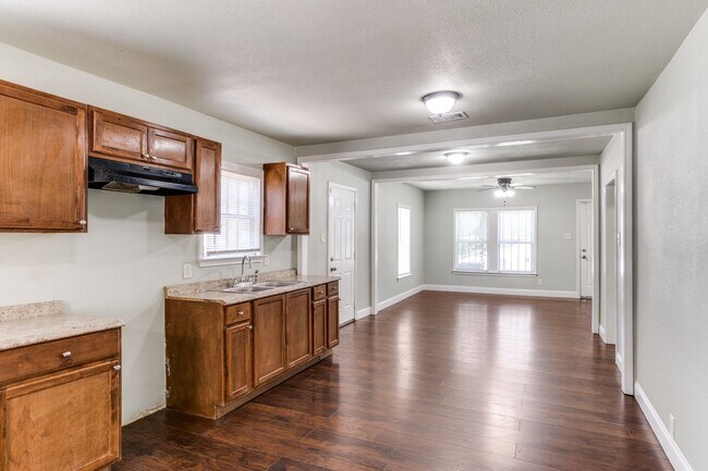 Building Photo - *FREE FIRST MONTH'S RENT/GRATIS PRIMER MES...
