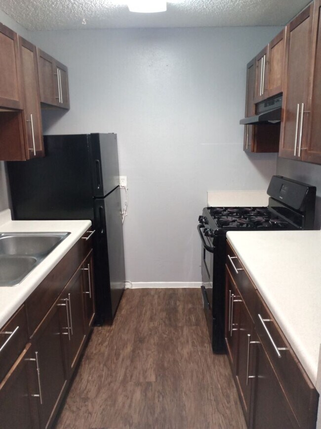 Building Photo - Brookview Duplex 6800